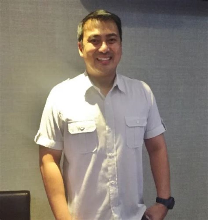 Tall And Diminutive: The Height Of Mark Lapid