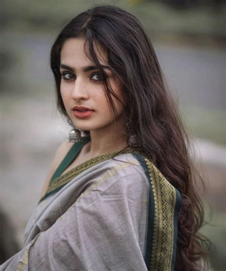 Unveiling The Age And Journey Of Pakistani Actress Ayesha Khan